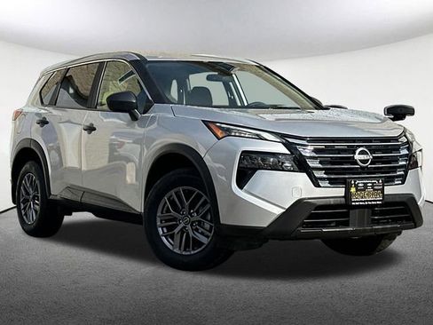 Used 2025 Nissan Rogue S image 2