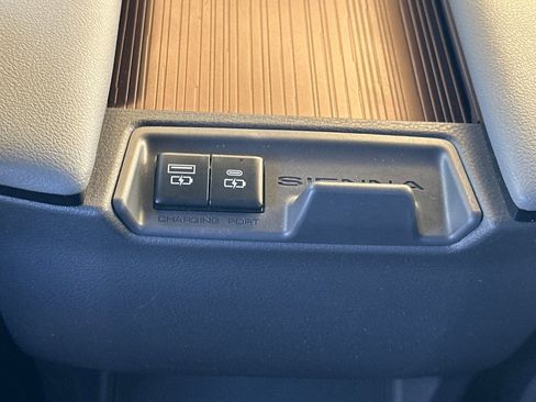 Certified 2022 Toyota Sienna XLE FWD image 16