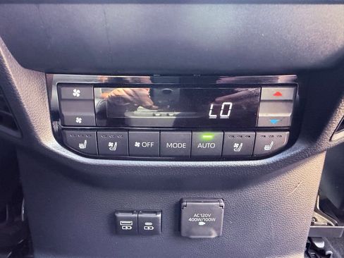 Used 2025 Toyota Sequoia Platinum AWD/4WD image 18