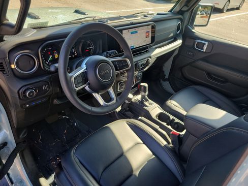 Used 2024 Jeep Wrangler Sahara w/ Technology Group AWD/4WD image 16