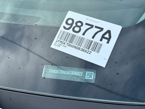 Used 2022 Ford Explorer XLT w/ Equipment Group 202A image 3