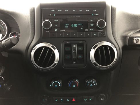 Used 2013 Jeep Wrangler Unlimited Sahara image 19