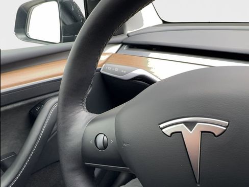 Used 2022 Tesla Model Y Performance image 40