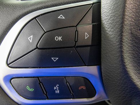 Used 2024 Chrysler Pacifica Limited FWD image 32