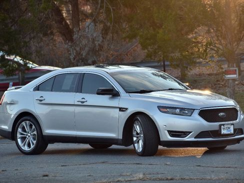 Used 2013 Ford Taurus SHO image 4