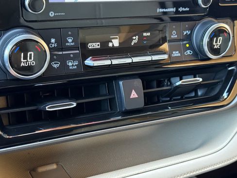 Used 2022 Toyota Highlander XLE AWD/4WD image 21