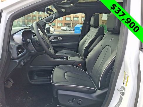 Used 2025 Chrysler Pacifica Premium image 15