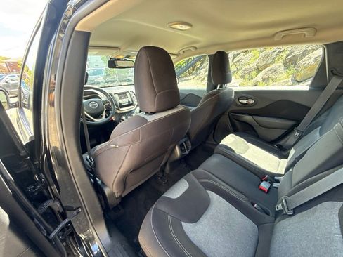 Used 2015 Jeep Cherokee Sport FWD image 19