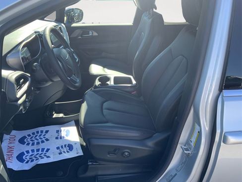 New 2026 Chrysler Pacifica Select image 9