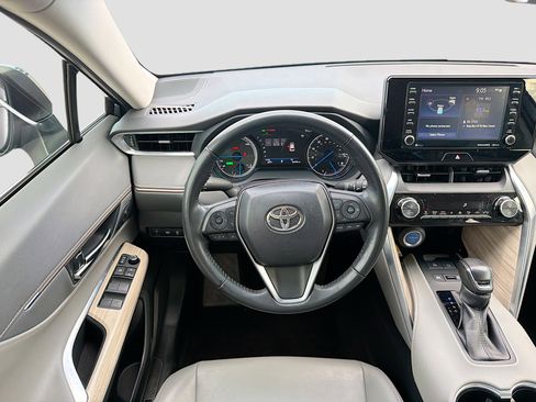 Used 2022 Toyota Venza XLE image 17
