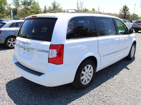 Used 2016 Chrysler Town & Country Touring FWD image 7