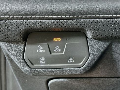 Used 2024 Volkswagen Atlas SE AWD/4WD image 17