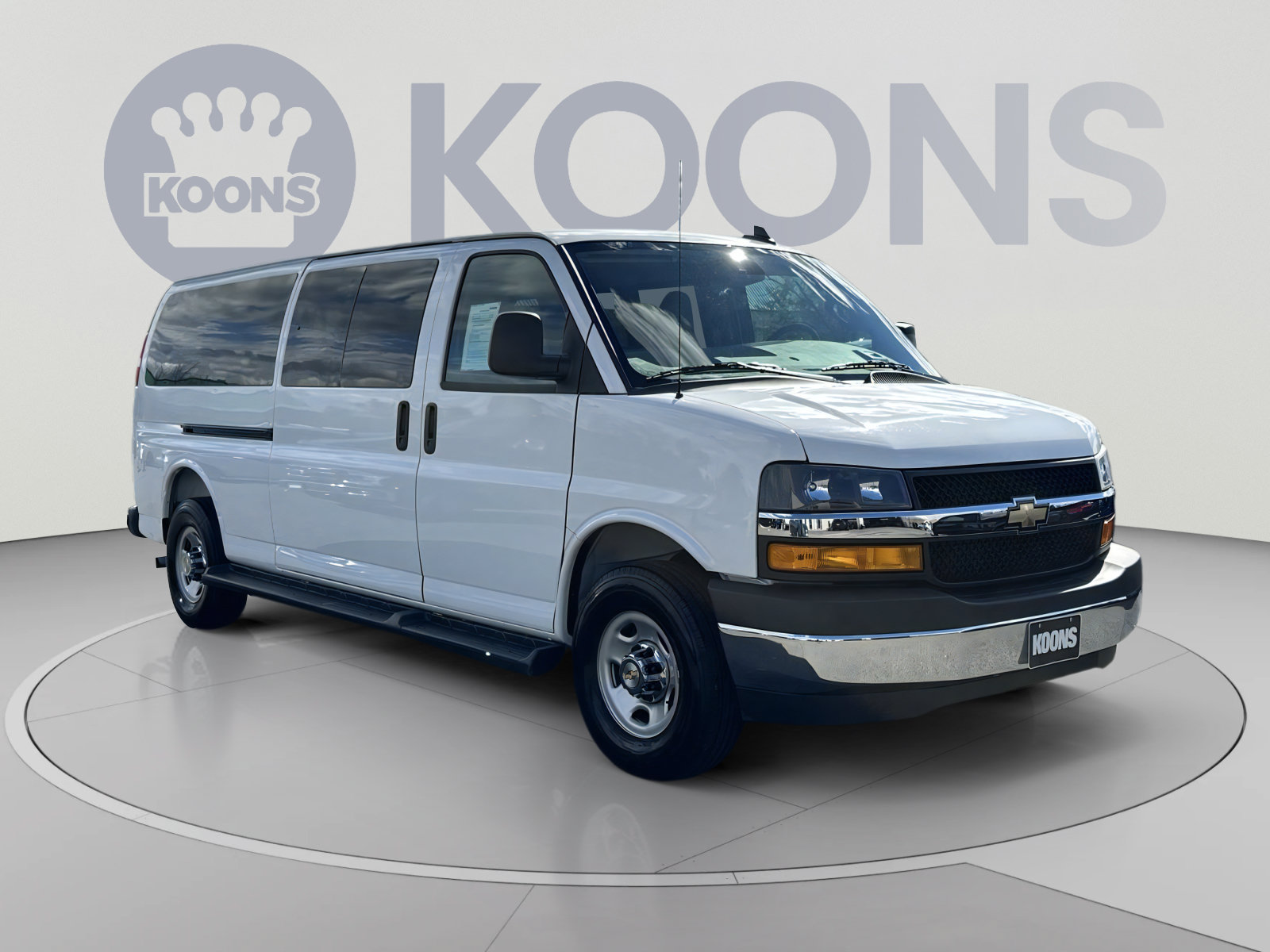 Used 2025 Chevrolet Express 3500 LT w/ LT Preferred Equipment Group RWD image 2