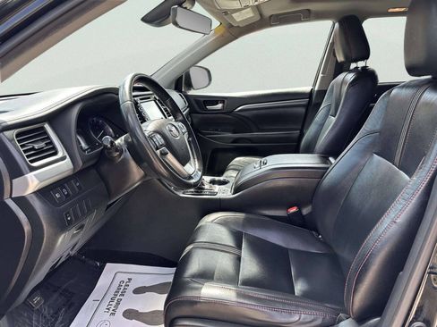 Used 2019 Toyota Highlander SE AWD/4WD image 10