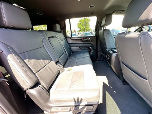 Used 2025 Chevrolet Suburban Z71 AWD/4WD image 28