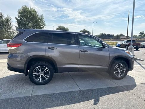 Used 2018 Toyota Highlander Plus AWD/4WD image 4