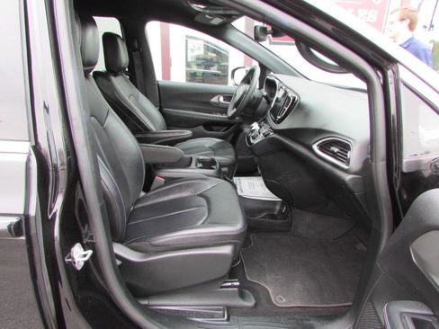 Used 2025 Chrysler Pacifica Select FWD image 9