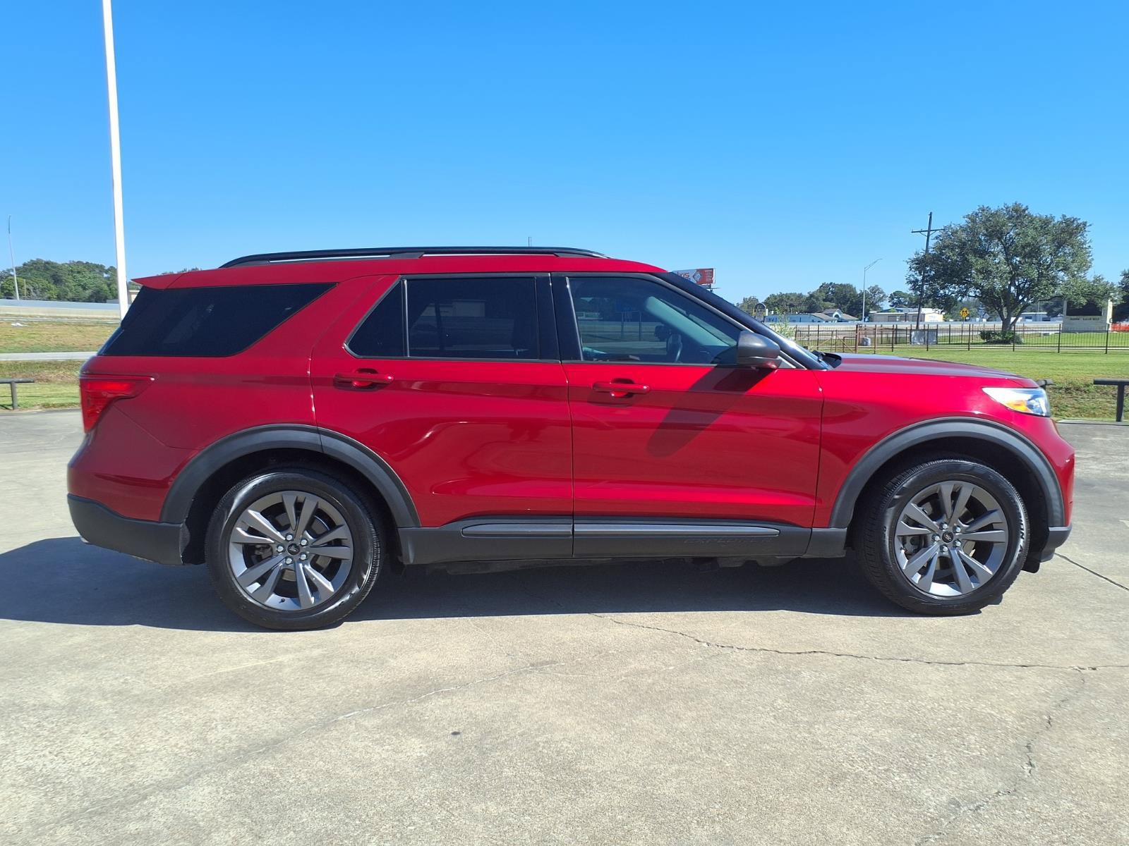 Used 2021 Ford Explorer XLT w/ Equipment Group 202A RWD image 7