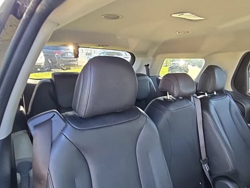 Certified 2023 Kia Carnival LX FWD image 33