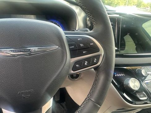 Used 2024 Chrysler Pacifica Touring-L FWD image 29