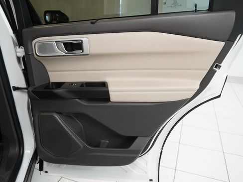 Used 2020 Ford Explorer Platinum w/ Premium Technology Package image 30