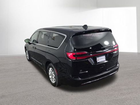 Used 2024 Chrysler Pacifica Touring-L FWD image 37