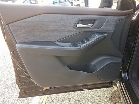 Used 2023 Nissan Rogue SV image 12