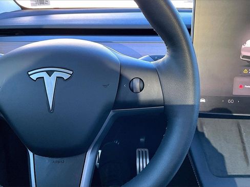 Used 2025 Tesla Model Y Performance image 12