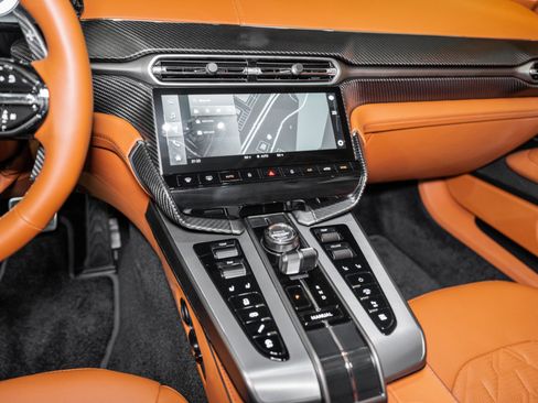 Used 2025 Aston Martin Vanquish image 21