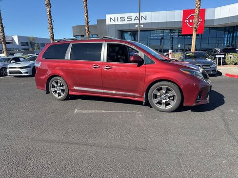 Used 2018 Toyota Sienna SE Premium w/ Carpet Mat Package FWD image 4