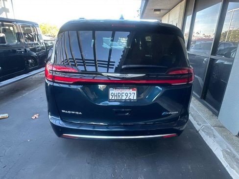 Used 2023 Chrysler Pacifica Pinnacle image 3