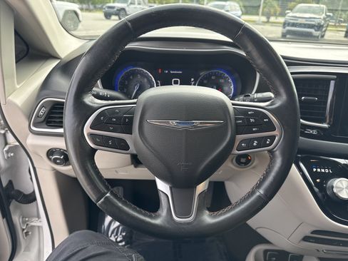 Used 2020 Chrysler Pacifica Touring-L Plus w/ Tire & Wheel Group FWD image 17