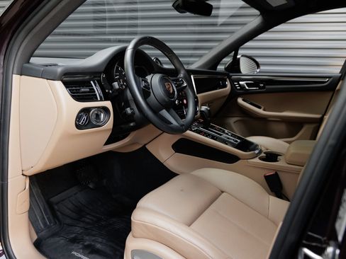 Certified 2025 Porsche Macan AWD/4WD image 4