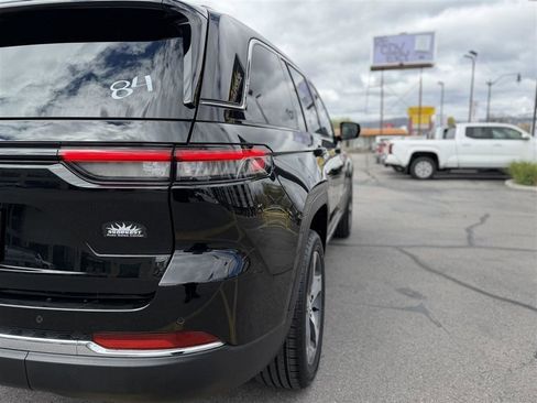 Used 2023 Jeep Grand Cherokee 4WD 4xe image 13