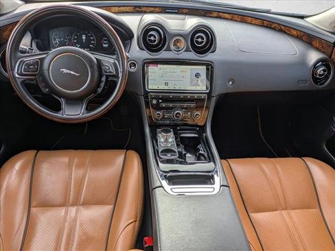 Used 2019 Jaguar XJ R-Sport image 18
