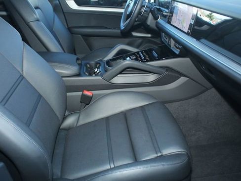 Certified 2025 Porsche Cayenne Coupe image 27