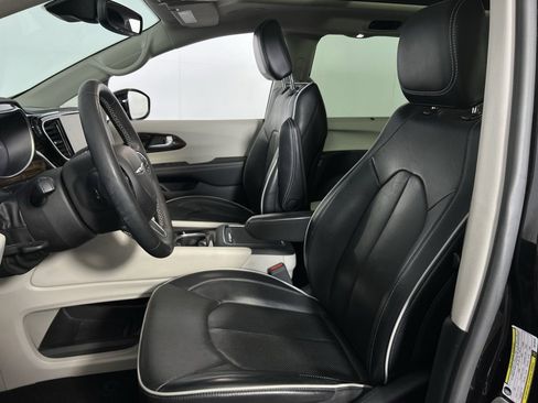 Certified 2024 Chrysler Pacifica Limited image 22