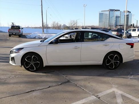 Used 2023 Nissan Altima 2.5 SR w/ SR Premium Package image 3