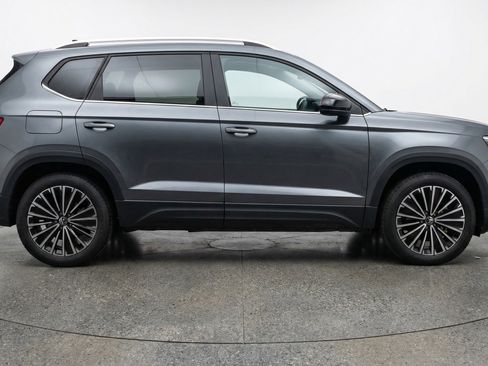 Used 2025 Volkswagen Taos SE image 11