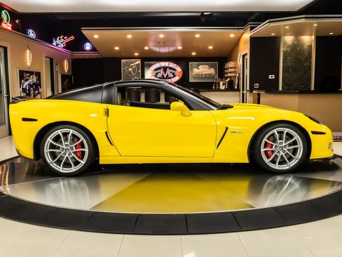Used 2013 Chevrolet Corvette Z06 w/ 2LZ Preferred Equipment Group RWD image 11