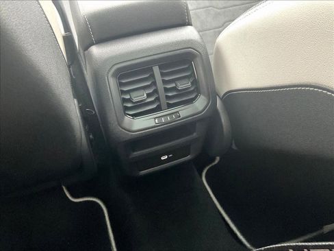 Used 2025 Volkswagen Taos SE w/ Panoramic Sunroof Package image 27