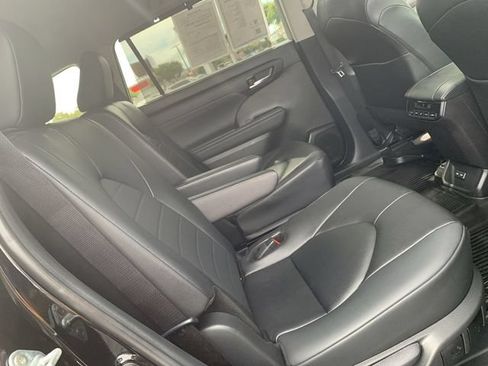 Used 2024 Toyota Highlander XLE FWD image 12