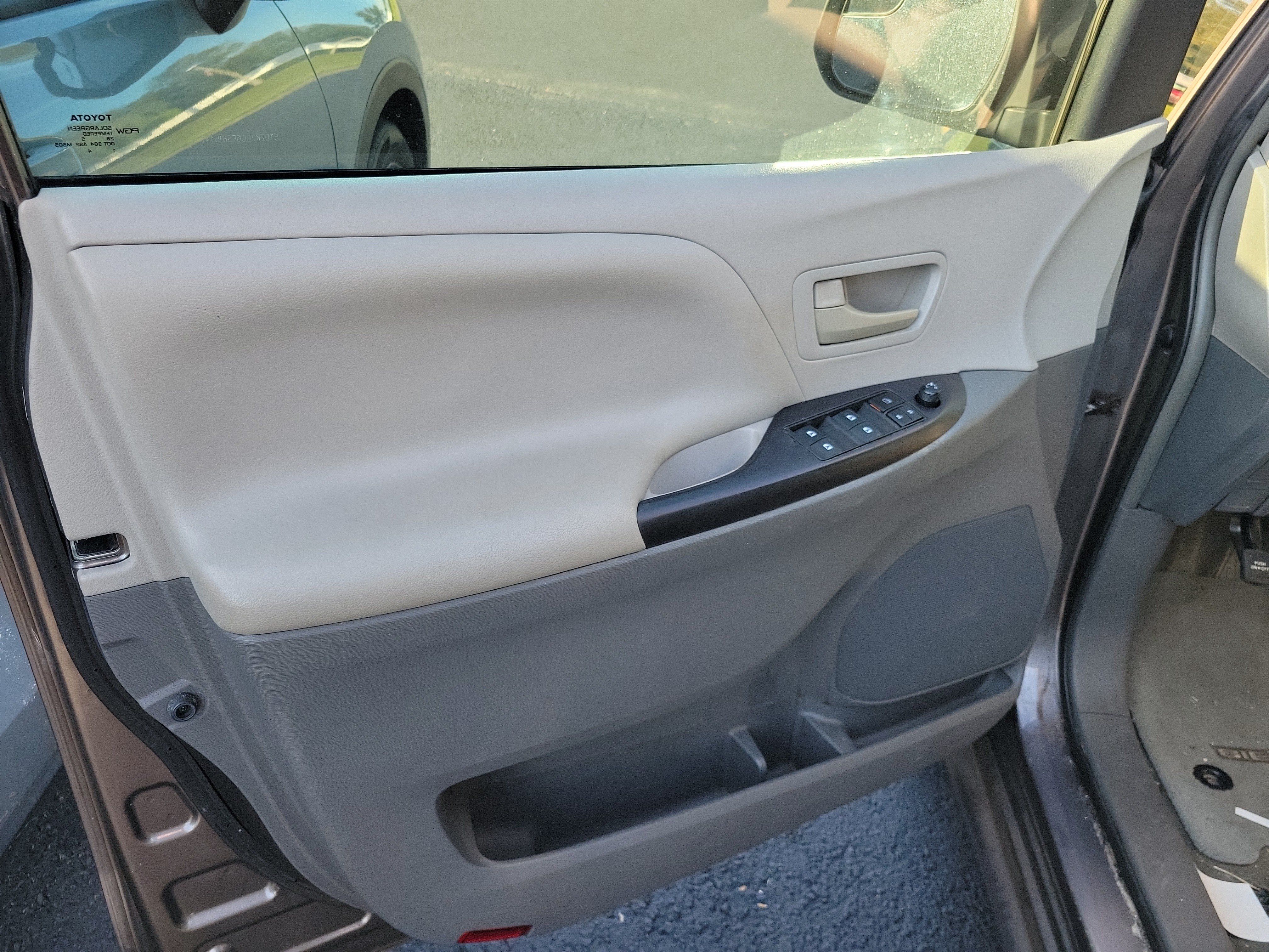 Used 2015 Toyota Sienna L FWD image 25