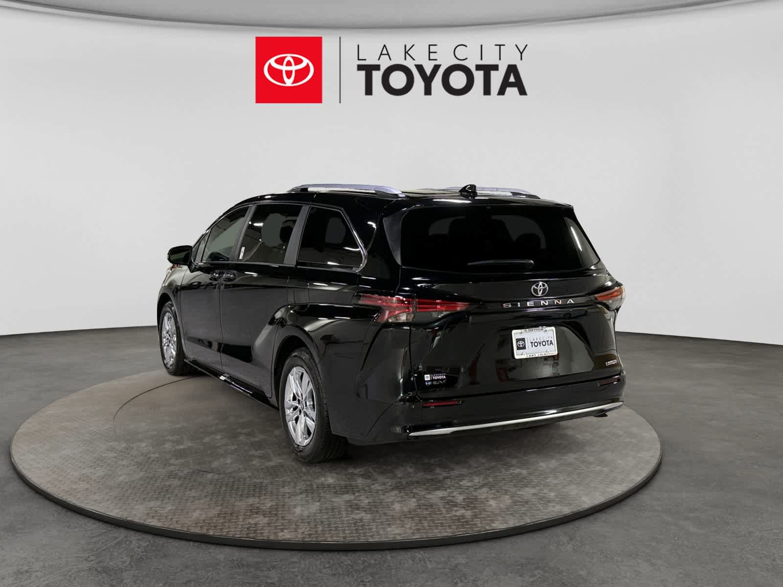 Used 2026 Toyota Sienna Limited FWD image 4