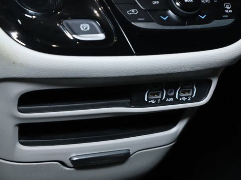 Used 2023 Chrysler Pacifica Touring-L image 27