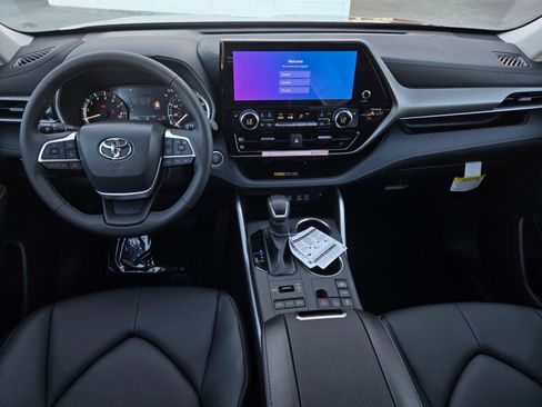 Certified 2026 Toyota Highlander XLE AWD/4WD image 14
