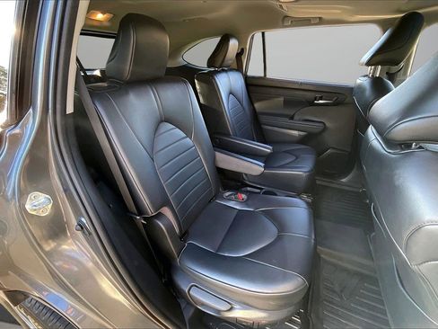 Used 2022 Toyota Highlander XLE image 25