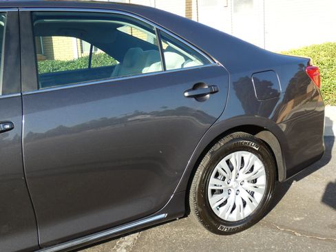 Used 2013 Toyota Camry LE image 13