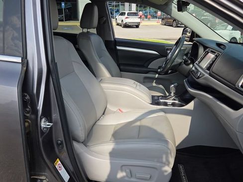 Used 2019 Toyota Highlander XLE FWD image 15