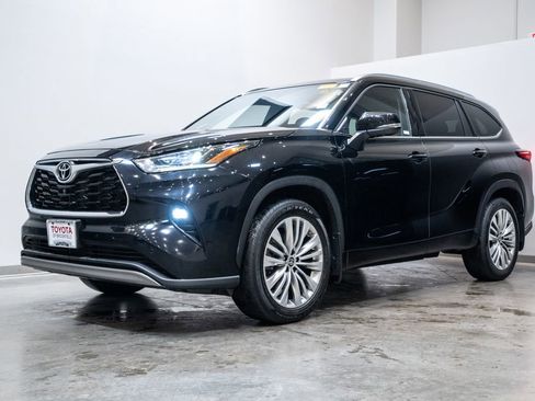 Used 2023 Toyota Highlander Platinum image 3
